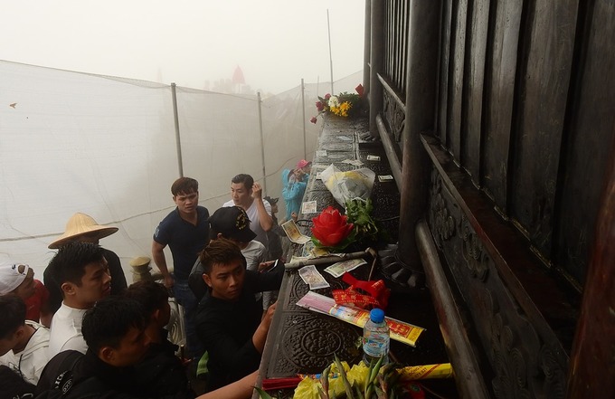 Hàng nghìn người trẩy hội Yên Tử trong sương mù